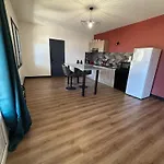Un Air De Vic Avec Cour Privee Entre Uzes Et Nimes Apartman